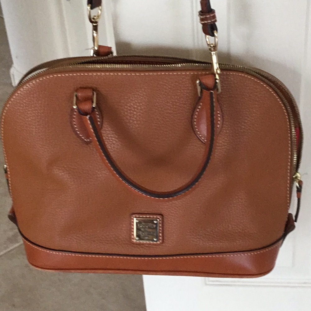 EUC 🦆 Dooney  🦆camel colored shoulder bag